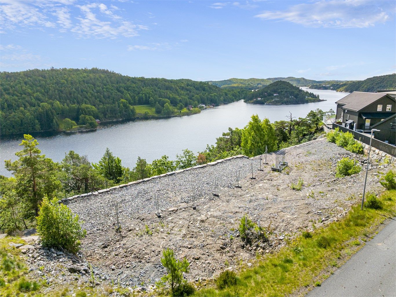 Det er kort vei til sentrum, samt snarvei til sjøen fra Tangenheia. Det er fotgjengerfelt hele veien til skole, barnehage og sentrum.
