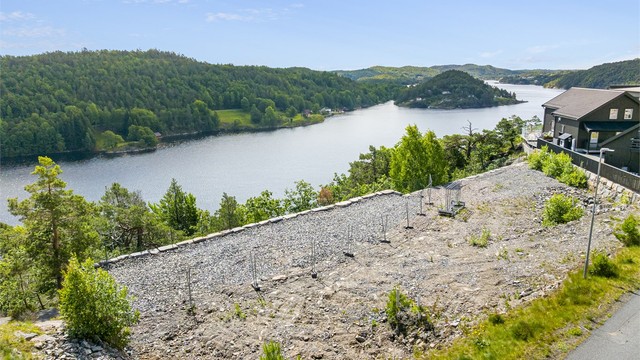 Det er kort vei til sentrum, samt snarvei til sjøen fra Tangenheia. Det er fotgjengerfelt hele veien til skole, barnehage og sentrum.