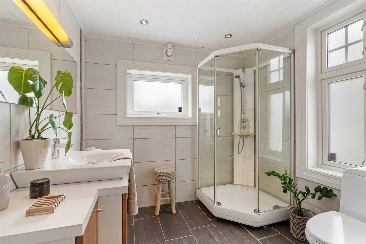 Badet i første etasje ble oppgradert i 2004 og har flislagt gulv med gulvvarme, samt flislagte vegger.