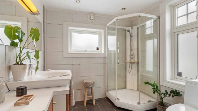 Badet i første etasje ble oppgradert i 2004 og har flislagt gulv med gulvvarme, samt flislagte vegger.