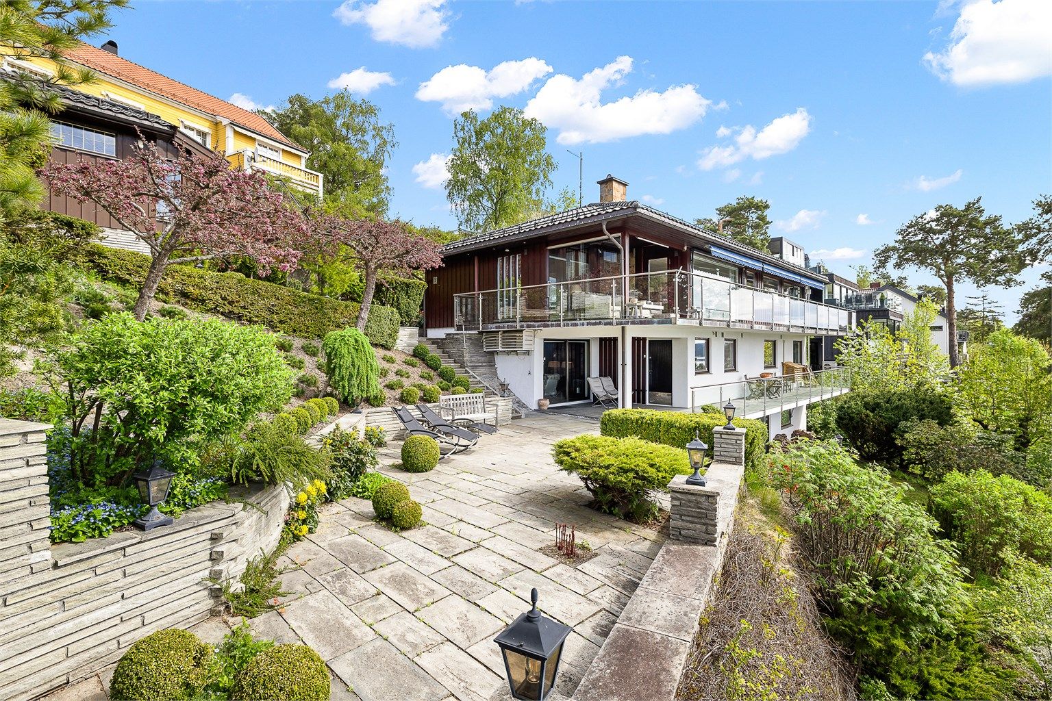 Arkitekttegnet enebolig som ble oppført i 1975. Eiendommen har vært i selgers eiertid siden 1975, og har vært jevnlig vedlikeholdt og modernisert opp gjennom årene. Huset ble oppført med bl.a. betong i etasjeskillene