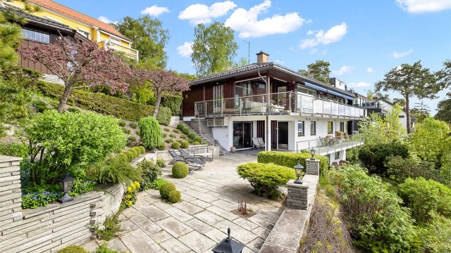 Arkitekttegnet enebolig som ble oppført i 1975. Eiendommen har vært i selgers eiertid siden 1975, og har vært jevnlig vedlikeholdt og modernisert opp gjennom årene. Huset ble oppført med bl.a. betong i etasjeskillene