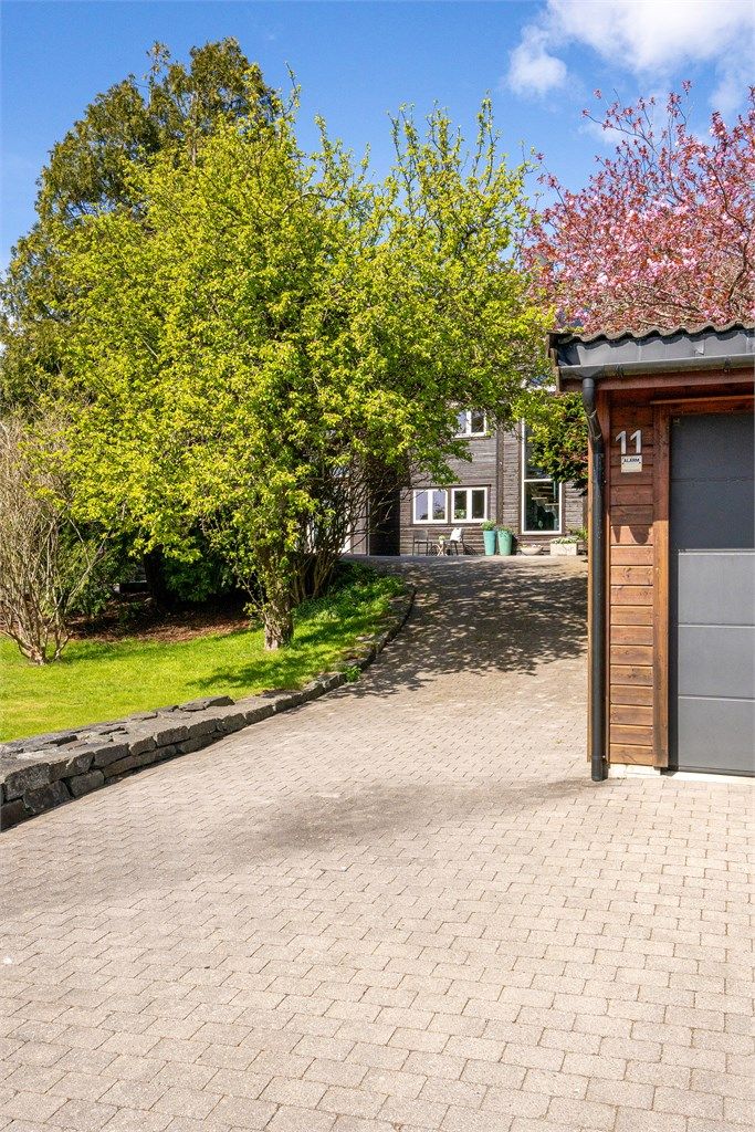 Tomten er opparbeidet med belegningsstein i gårdsrom.