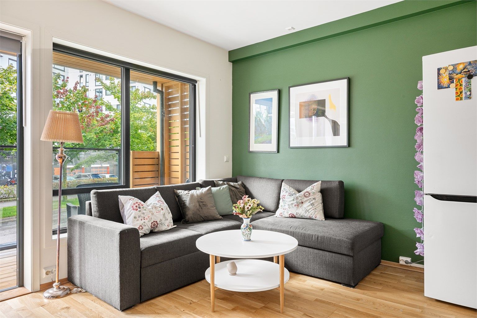 Stuens form gjør den enkel å møblere hvor en har plass til både spise- og sittegruppe. 