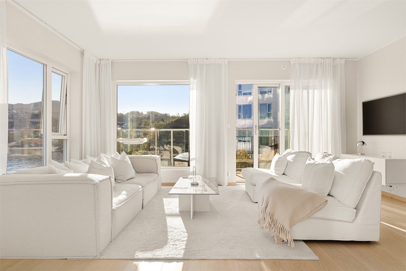 Leiligheten er fra 2022 med moderne og påkostede kvaliteter.