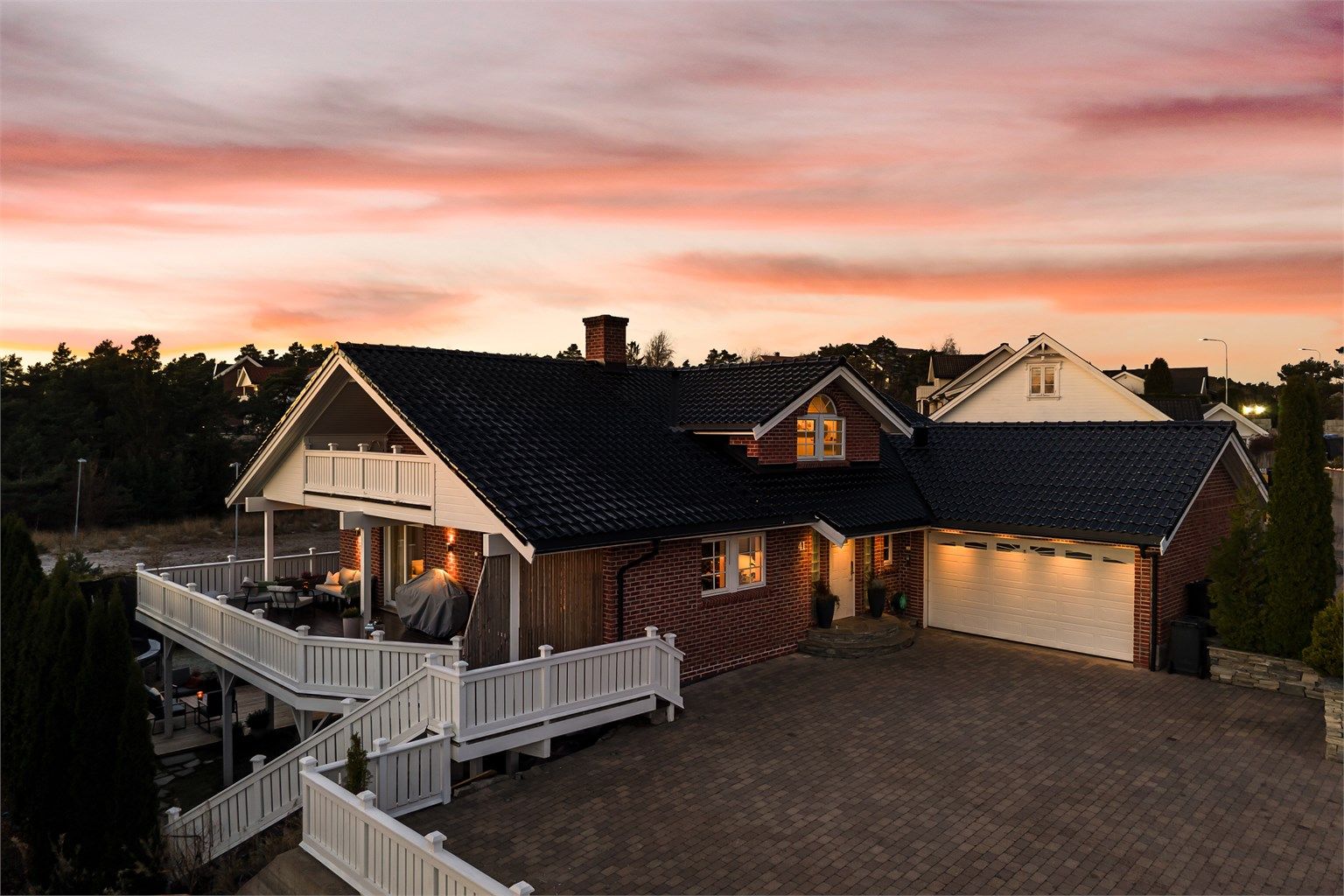 Boligen bærer preg av å være jevnt vedlikeholdt siden byggeåret. Teglsteinsfasaden er nærmest vedlikeholdsfri. Yttertaket er utført med glasert stein.  Fotograf; Kristoffer Kristiansen.