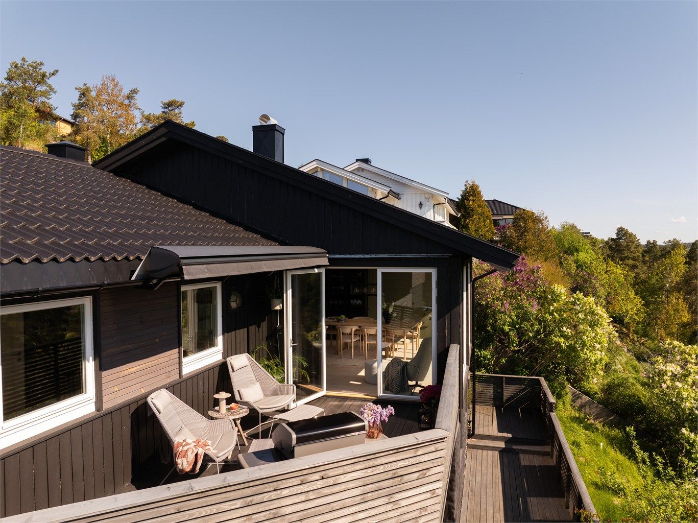 Hoveddelen har også en østvendt terrasse med markise - et lunere alternativ til takaltanen.