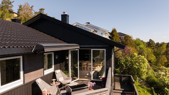 Hoveddelen har også en østvendt terrasse med markise - et lunere alternativ til takaltanen.