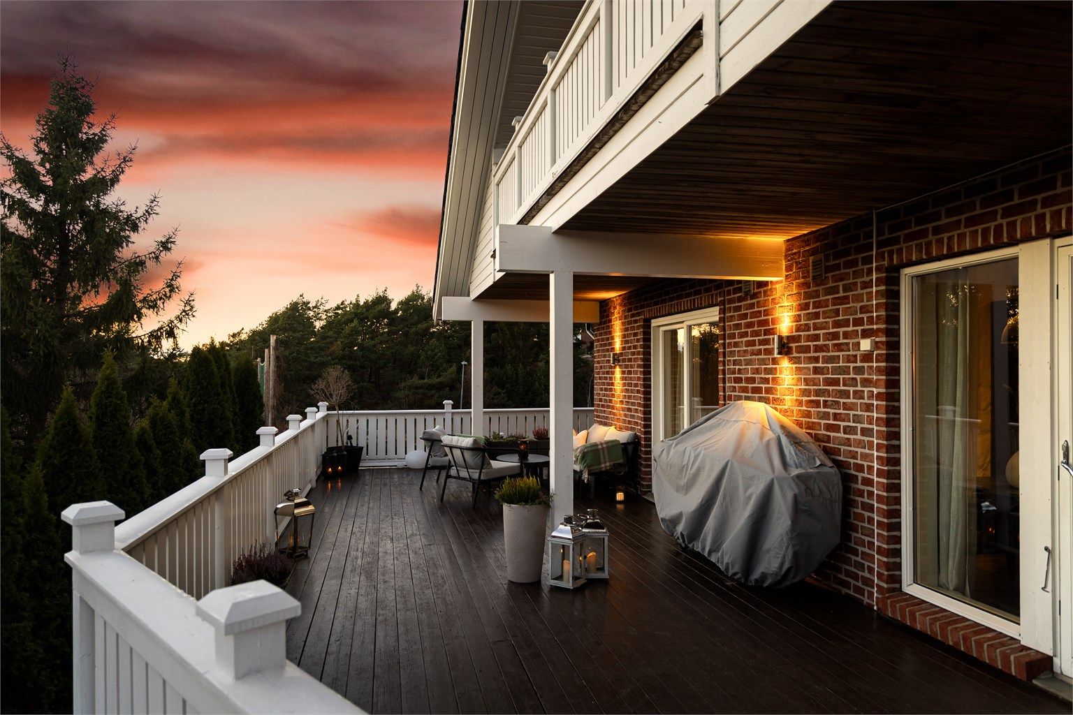 I tillegg til et innholdsrikt indre er det stor tumleplass utendørs. Terrasse, platting, balkong og veranda er til sammen på over 100 kvm.