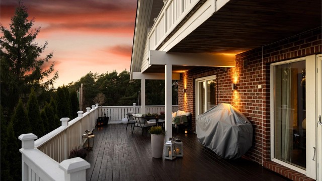 I tillegg til et innholdsrikt indre er det stor tumleplass utendørs. Terrasse, platting, balkong og veranda er til sammen på over 100 kvm.