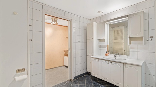 Fra badet er det praktisk tilgang til et separat vaskerom.