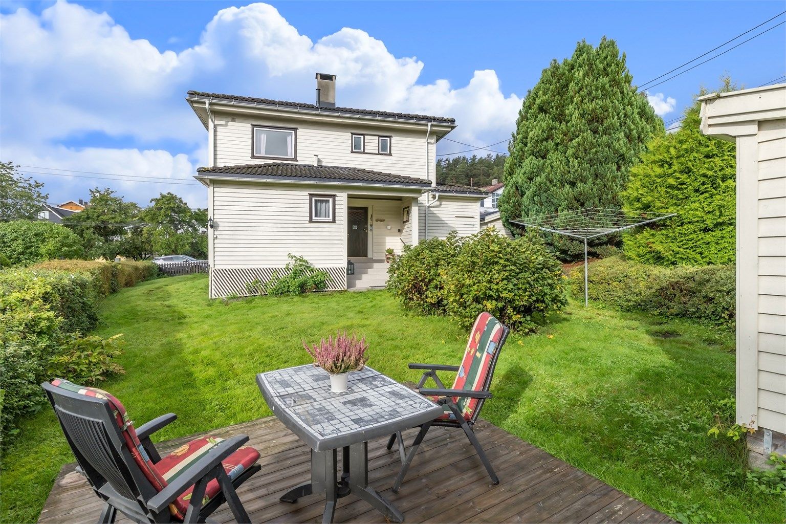 Boligen går over tre etasjer, har behov for oppussing og er fullspekket av muligheter!