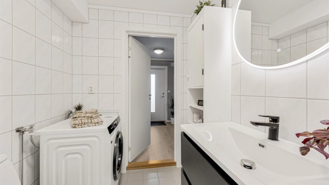Baderommet har mekanisk avtrekk og rør-i-rør-system.