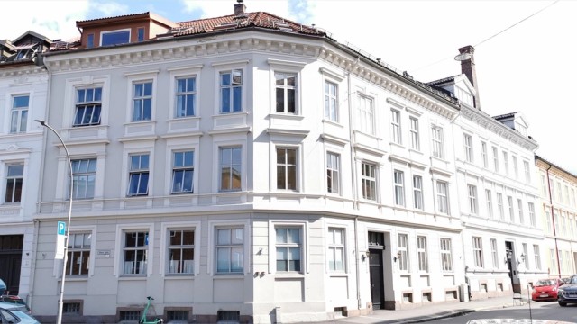 Fasade. Bilde er tatt før stillas er satt opp i forbindelse med takrehabilitering.