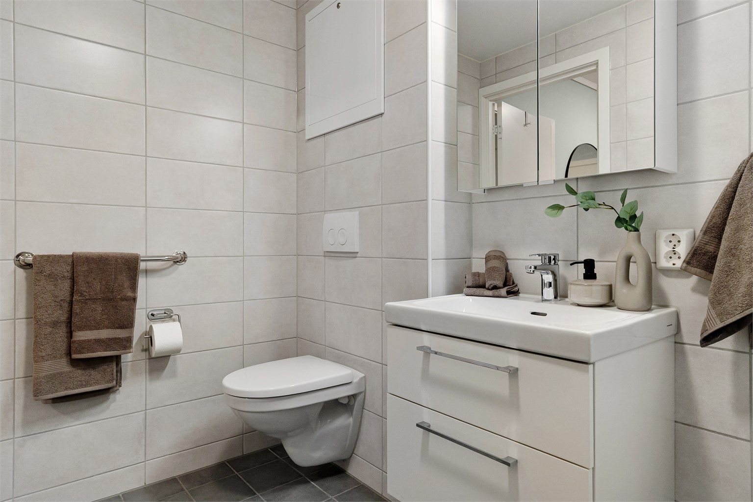 - God oppbevaringsplass i vegghengt innredning -