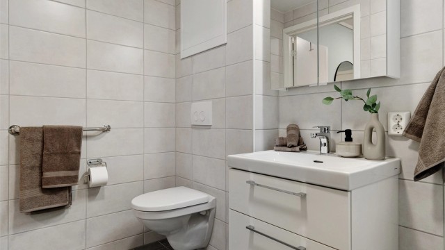 - God oppbevaringsplass i vegghengt innredning -