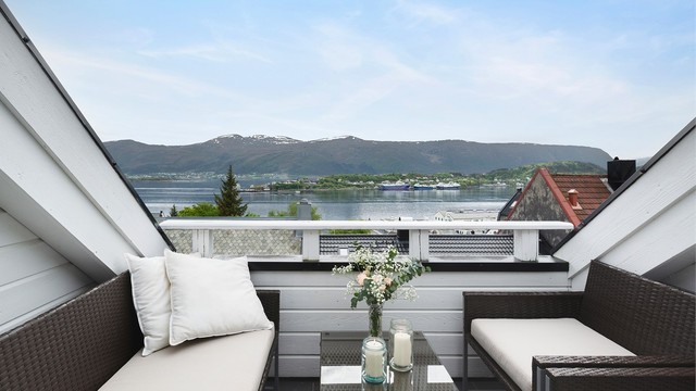 Her får man et 5m² lunt uteområde med gode sol- og utsiktsforhold. Dette er noe av det selger trekker frem som det mest positive ved leiligheten