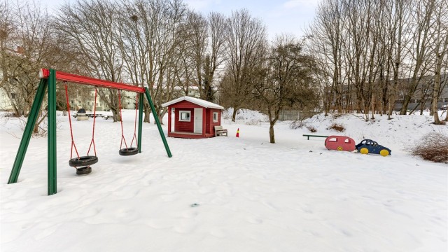 Store, frodige fellesarealer med husker og lekestue for de minste.