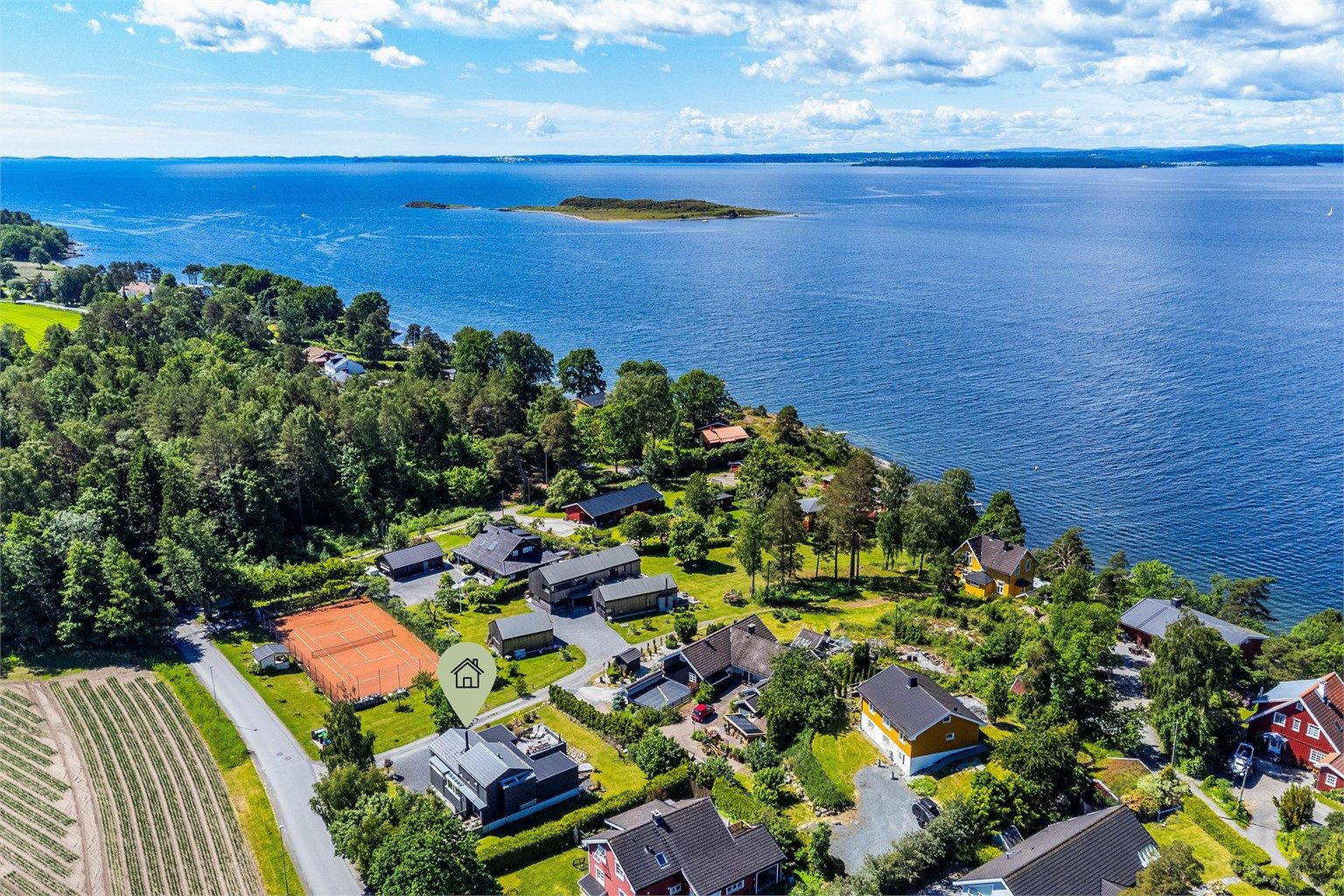 Velkommen til en unik eiendom på det attraktive Festelandet - seks minutter unna Moss stasjon. Eiendommen presenteres av Krogsveen. Fotograf; Børge Oppegård.
