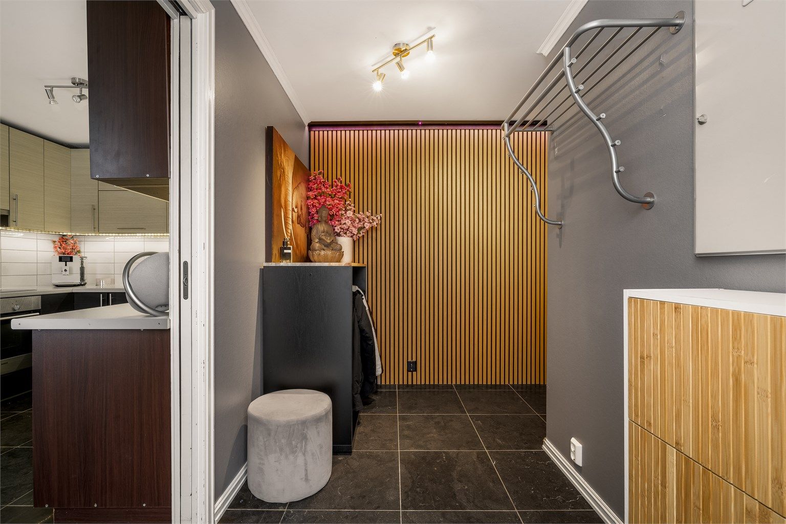 Det er varmekabler i gulvet i hele leiligheten.