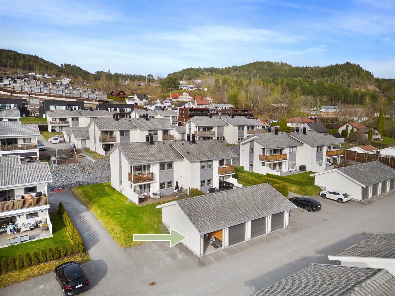 Parkering for en bil i garasje i felles rekke. I tillegg disponerer leiligheten en til fast utvendig biloppstillingsplass på sameiets fellesareal.
Foto: Emotional Landscape Production Ole Thoresen