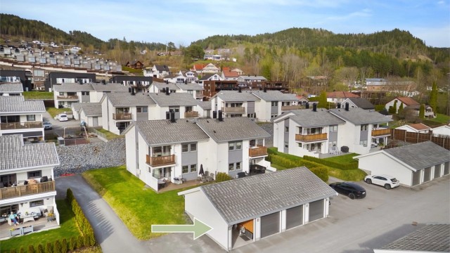 Parkering for en bil i garasje i felles rekke. I tillegg disponerer leiligheten en til fast utvendig biloppstillingsplass på sameiets fellesareal.
Foto: Emotional Landscape Production Ole Thoresen