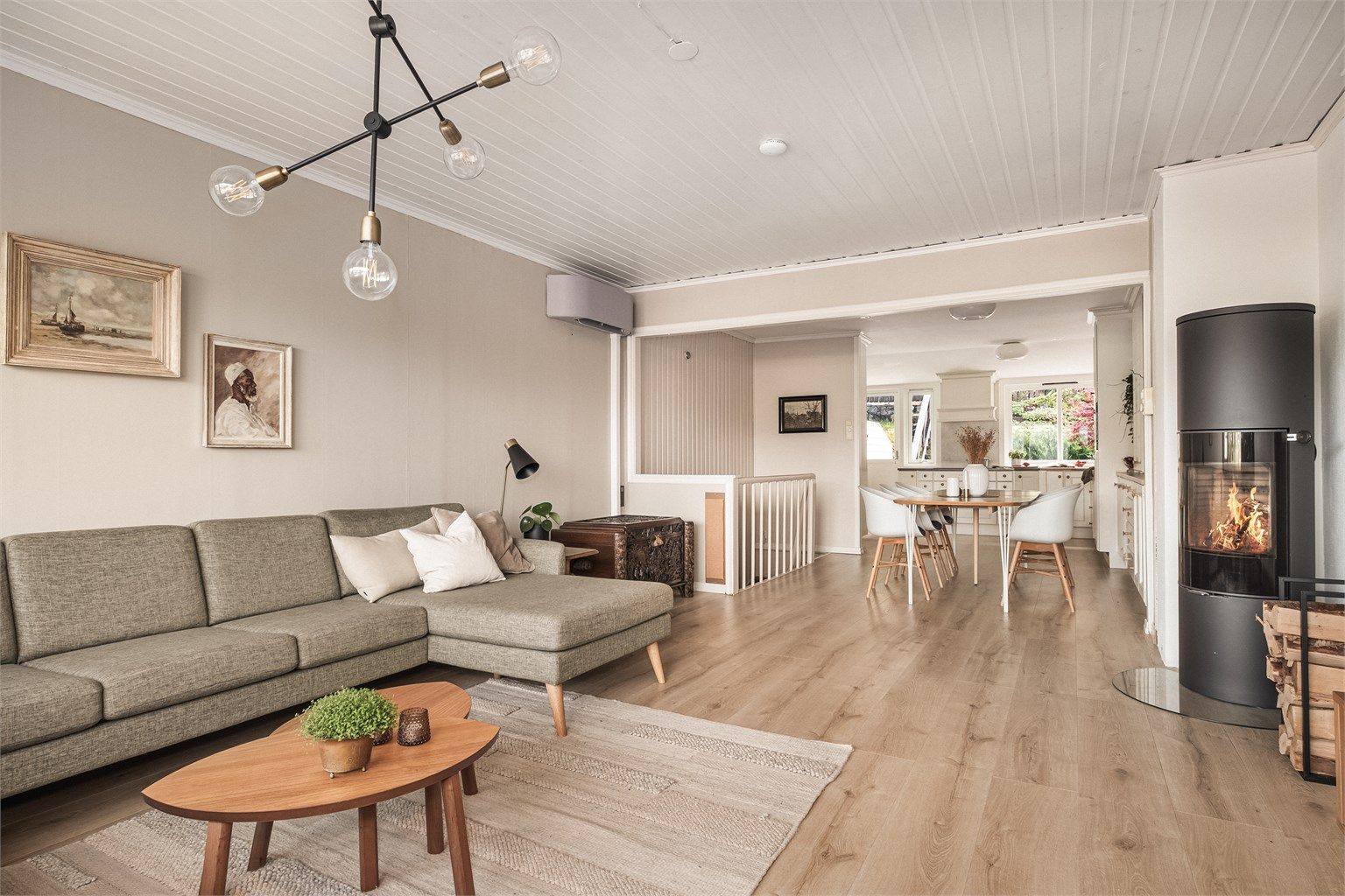 - Hele øverste etasje i boligen består av en moderne åpen stue og kjøkkenløsning -