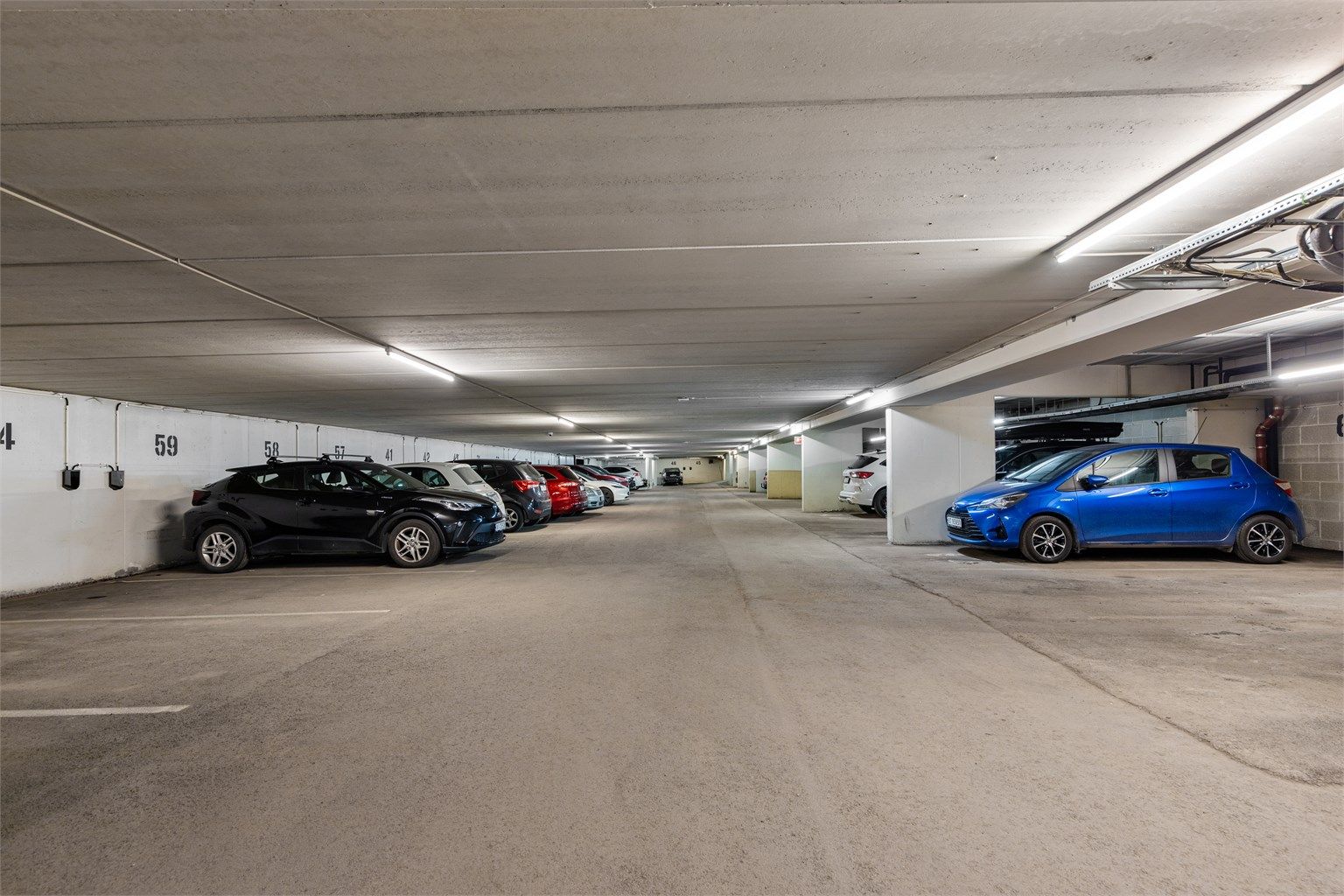 Med boligen følger det med en parkeringsplass i lukket garasjeanlegg, samt en kjellerbod. Plass nr 90