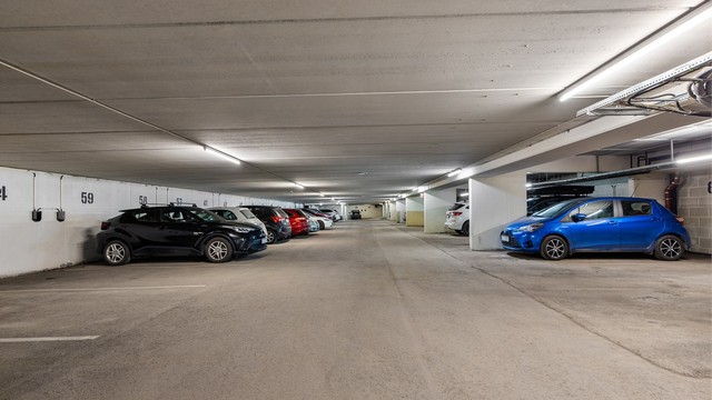 Med boligen følger det med en parkeringsplass i lukket garasjeanlegg, samt en kjellerbod. Plass nr 90