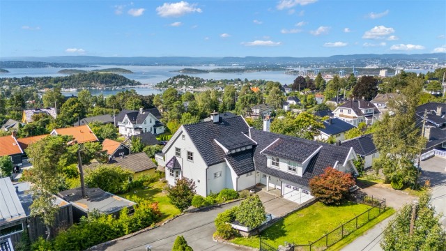 Velkommen til Holtveien 51 - Solrik og flott villaeiendom | Hybel | Vid fjordutsikt | Stor tomt | Dobbelgarasje med direkte inngang