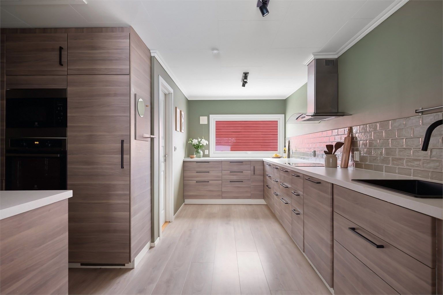 I åpen løsning mot stuen finner vi et pent kjøkken fra 2014