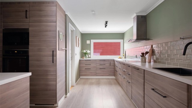 I åpen løsning mot stuen finner vi et pent kjøkken fra 2014