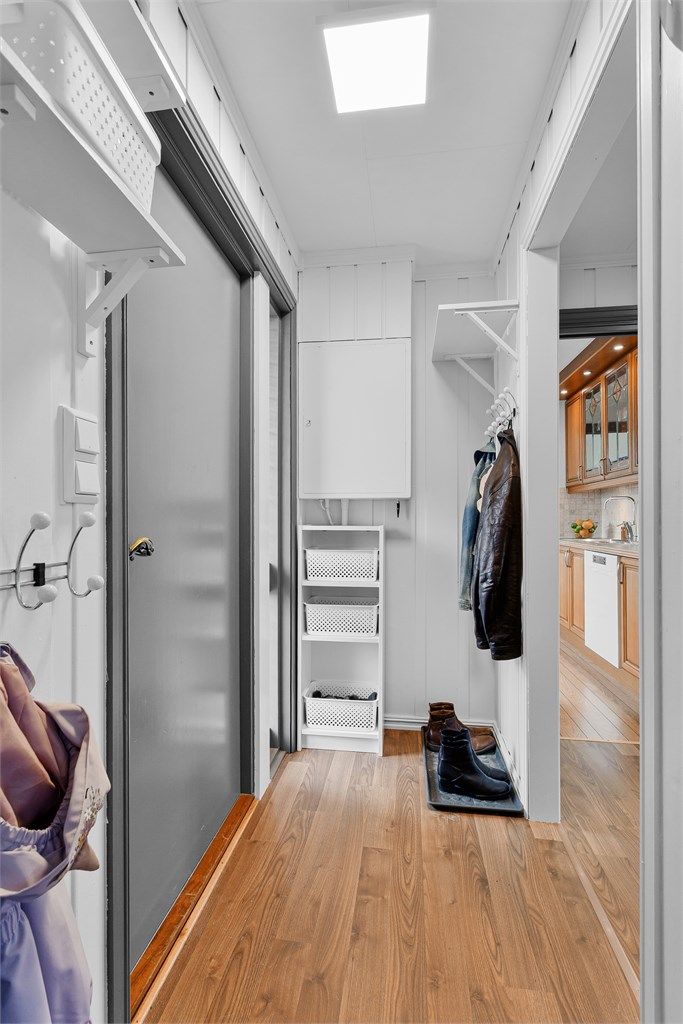 Entré med plass til skostativ