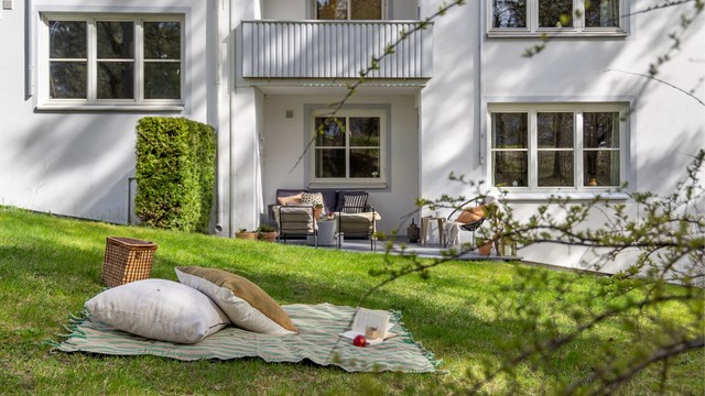Leiligheten ligger i 1. etasje, har store vindusflater og idyllisk utsikt