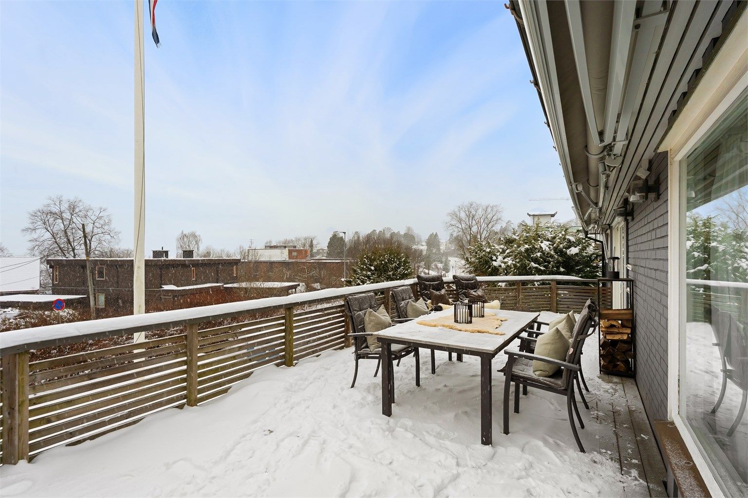 Kollektivtilbudet er godt, med busstopp fem minutter unna og kort vei til Stabekk stasjon.