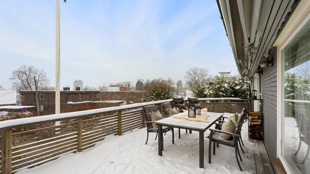Kollektivtilbudet er godt, med busstopp fem minutter unna og kort vei til Stabekk stasjon.