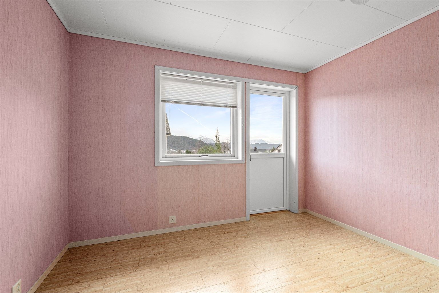 Hovedsoverommet har en ny balkongdør fra 2021 med direkte utgang til terrassen