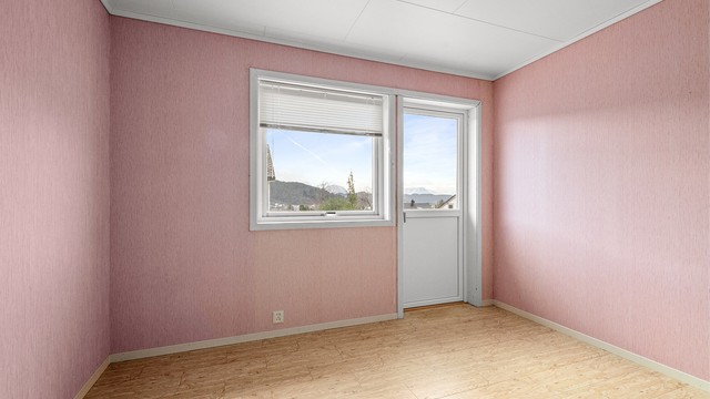 Hovedsoverommet har en ny balkongdør fra 2021 med direkte utgang til terrassen