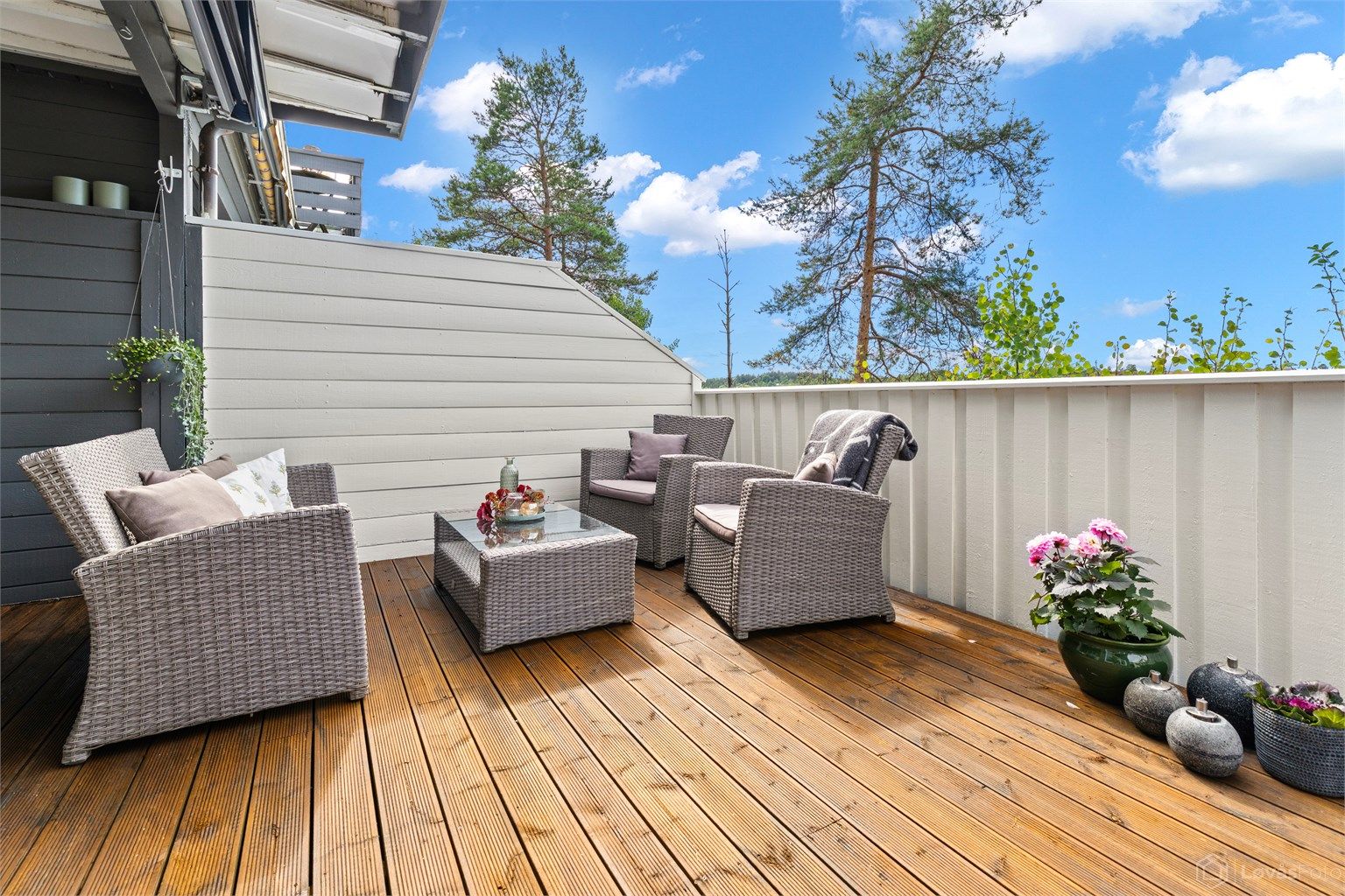 Fra stuen er det utgang til en romslig terrasse på 32 m² med plass til flere sittegrupper.
Foto: Løvås Foto