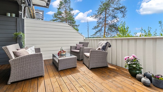 Fra stuen er det utgang til en romslig terrasse på 32 m² med plass til flere sittegrupper.
Foto: Løvås Foto