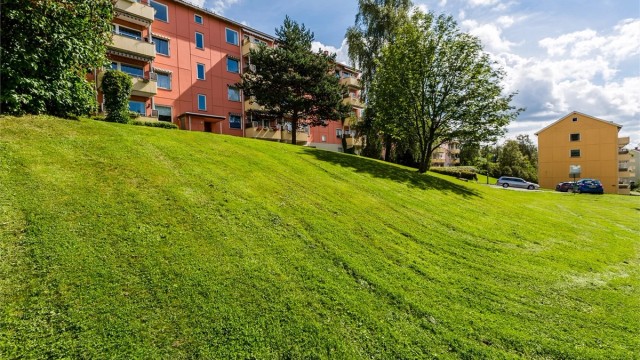 Her kan barna leke rett utenfor blokken. Dette er en fin, liten akebakke vinterstid (bildet er lånt fra tidligere salg)