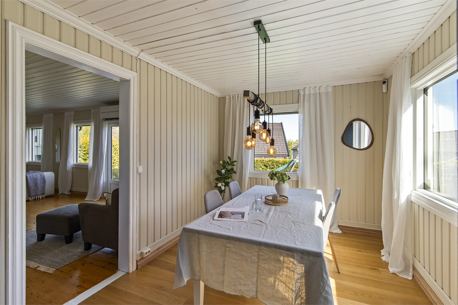 Det er god plass til spisebord.