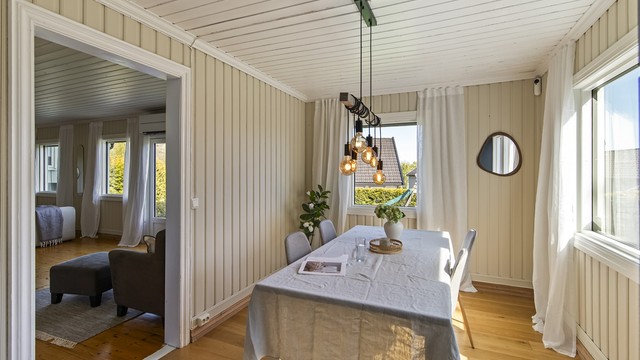 Det er god plass til spisebord.
