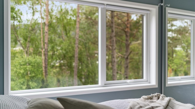 Vindusflatene og utsynet mot naturen, gir følelsen av å tilføre ekstra farge og liv i rommet