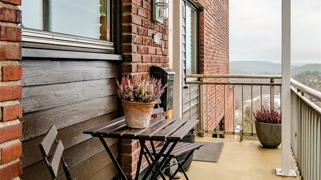 En hyggelig og overbygget inngangssone.