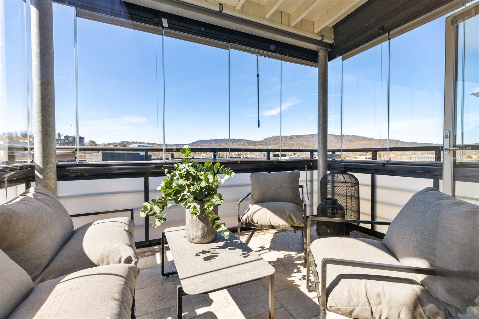 Den innglassede balkongen med utgang fra stuen.