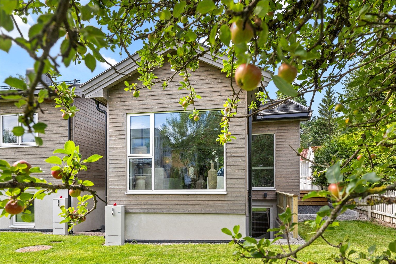 Solrik beliggenhet med romslige hager på begge sider av huset. Sentral beliggenhet på Nordstrand, i umiddelbar nærhet til bl.a. bussholdeplass og Nordstrand Arena ("Niffen"). Det er også kort vei til barnehager og skoler, samt et rikt servicetilbud