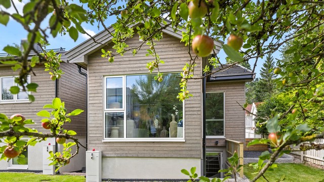 Solrik beliggenhet med romslige hager på begge sider av huset. Sentral beliggenhet på Nordstrand, i umiddelbar nærhet til bl.a. bussholdeplass og Nordstrand Arena ("Niffen"). Det er også kort vei til barnehager og skoler, samt et rikt servicetilbud