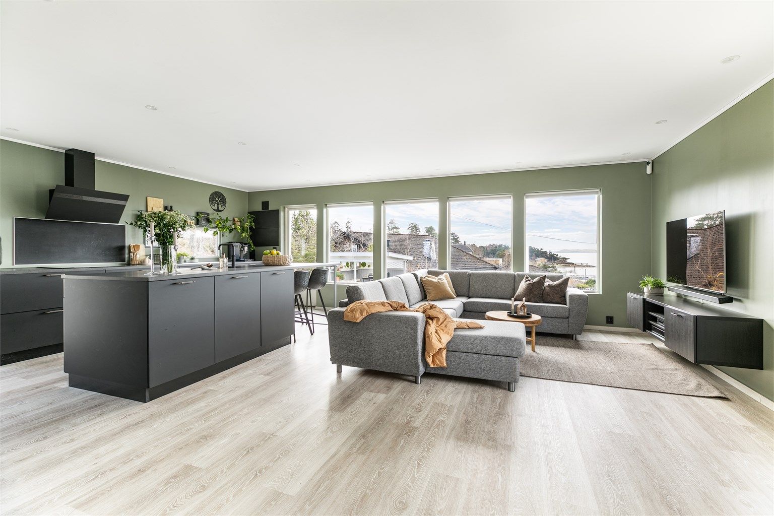 Store deler av første etasje ble renovert i 2020. Stuen og kjøkkenet ble samtidig samlet i en helt ny sosial sone.
Fotograf; Børge Oppegård.