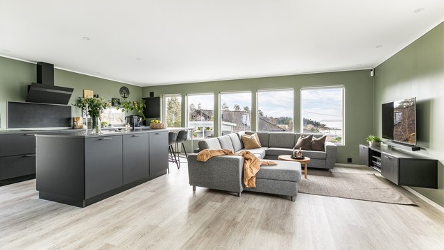 Store deler av første etasje ble renovert i 2020. Stuen og kjøkkenet ble samtidig samlet i en helt ny sosial sone.
Fotograf; Børge Oppegård.